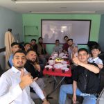 من أجواء الاحتفال بانتهاء كورس الحلاقة الرجالية