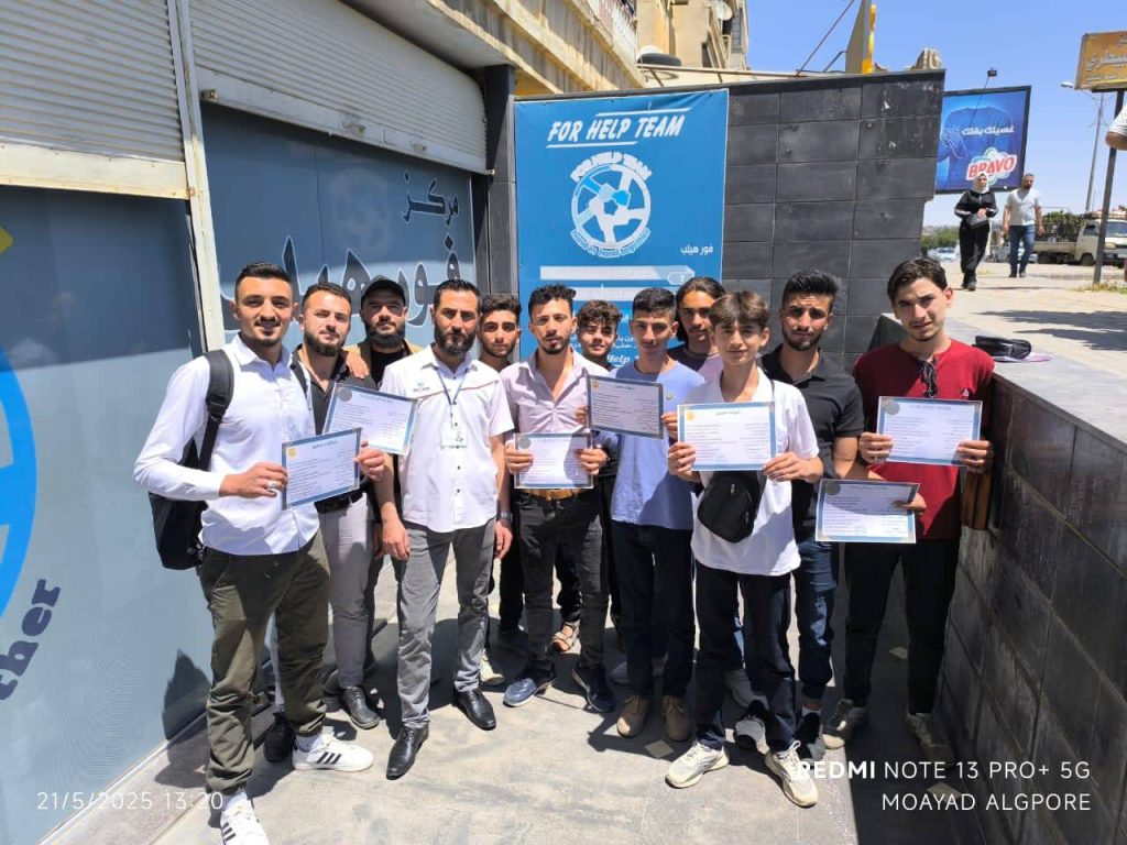 من أجواء الاحتفال بانتهاء كورس الحلاقة الرجالية