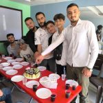 من أجواء الاحتفال بانتهاء كورس الحلاقة الرجالية