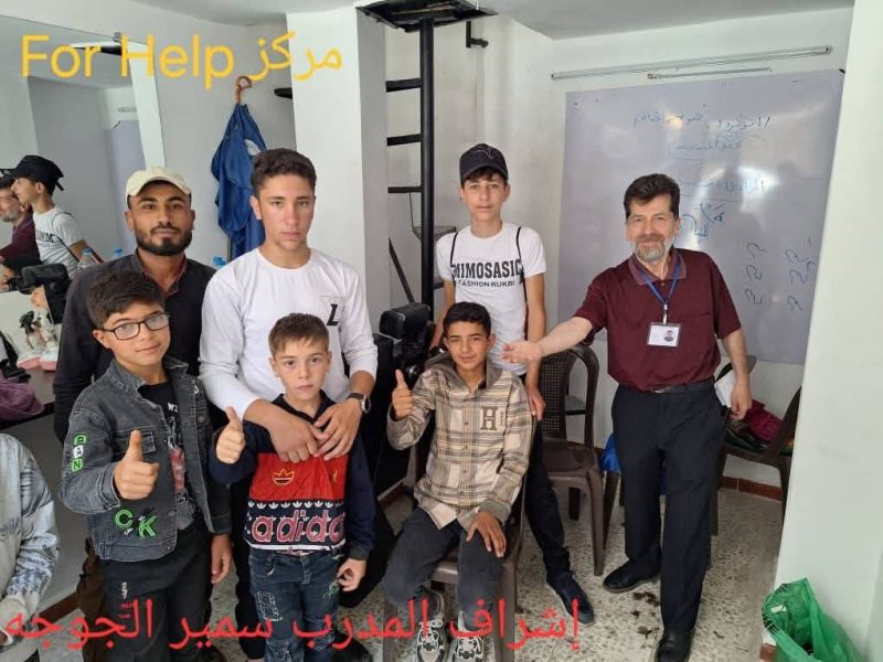 المدرب سمير جوجة مع متدربي دورة الحلاقة الرجالية — مركز فور هيلب حمص