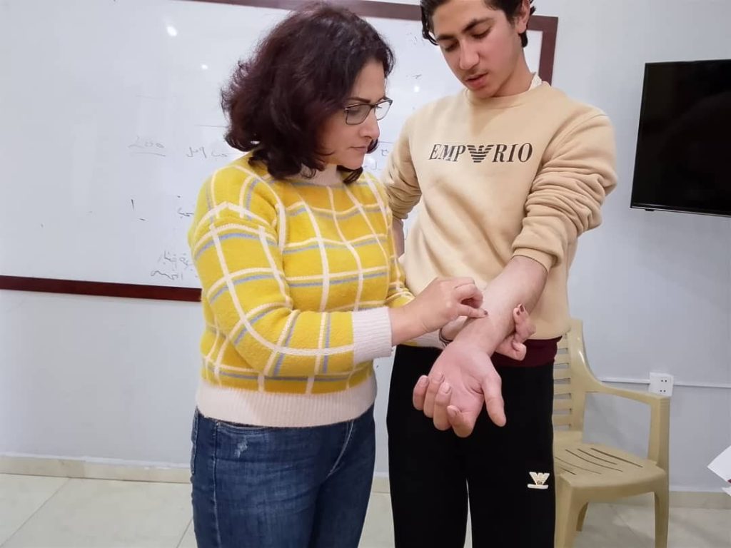 تدريب عملي على الإسعافات الأولية في مركز فور هيلب — حمص