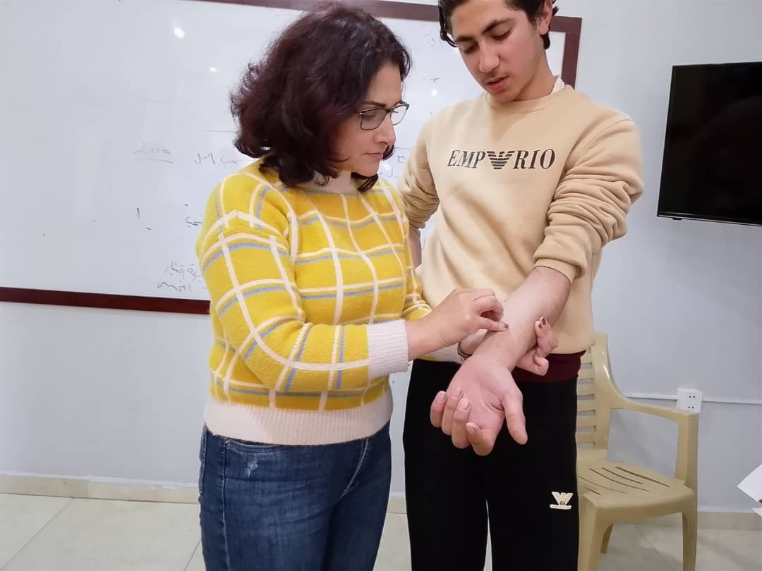 تدريب عملي على الإسعافات الأولية في مركز فور هيلب — حمص