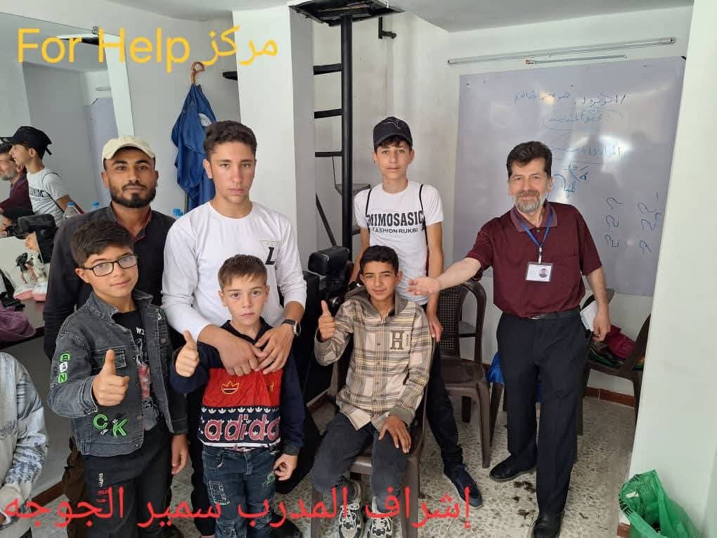 مجموعة من الأطفال المشاركين في نشاط تدريبي بمركز فور هيلب — حمص